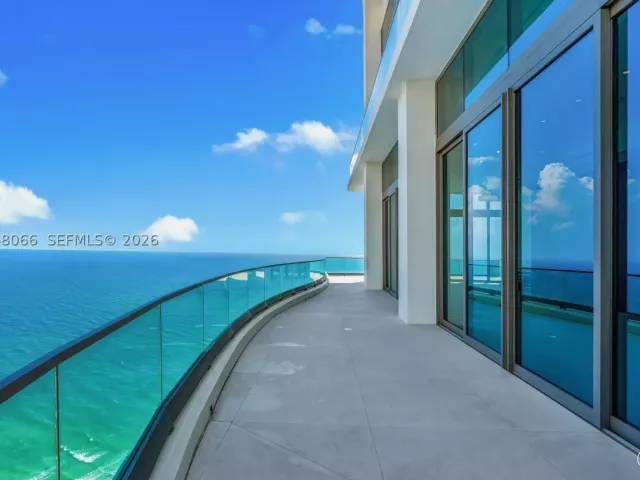6-bedroom condo for sale in Sunny Isles Beach - 17901 Collins Ave PH-01 - MondialRealty