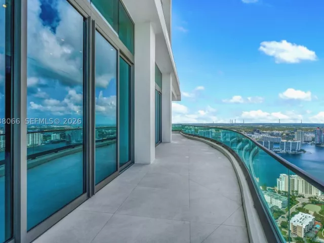 6-bedroom condo for sale in Sunny Isles Beach - 17901 Collins Ave PH-01 - MondialRealty