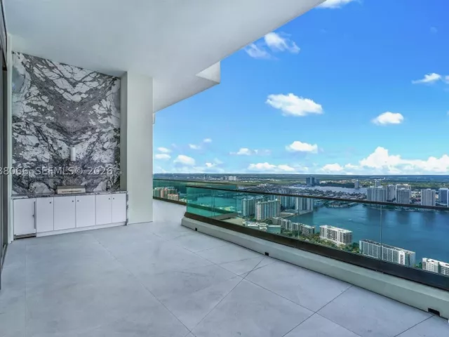 6-bedroom condo for sale in Sunny Isles Beach - 17901 Collins Ave PH-01 - MondialRealty