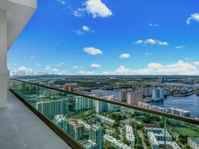 6-bedroom condo for sale in Sunny Isles Beach - 17901 Collins Ave PH-01 - MondialRealty