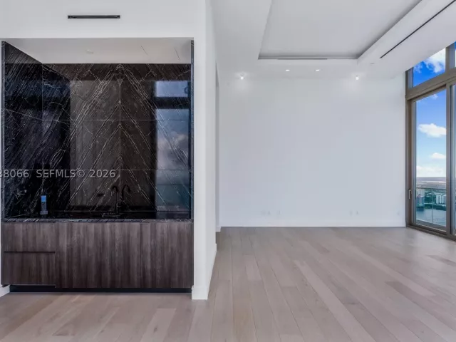 6-bedroom condo for sale in Sunny Isles Beach - 17901 Collins Ave PH-01 - MondialRealty