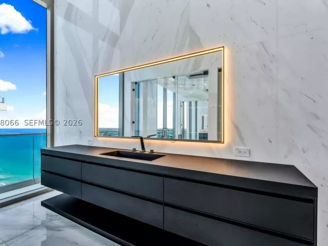 6-bedroom condo for sale in Sunny Isles Beach - 17901 Collins Ave PH-01 - MondialRealty