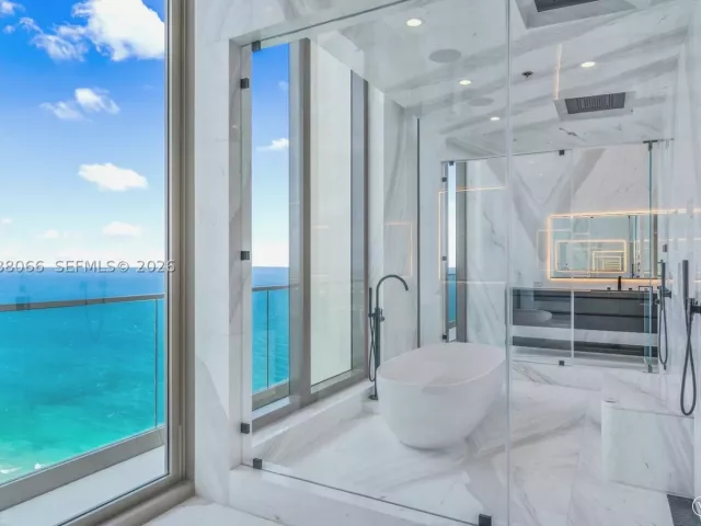 6-bedroom condo for sale in Sunny Isles Beach - 17901 Collins Ave PH-01 - MondialRealty