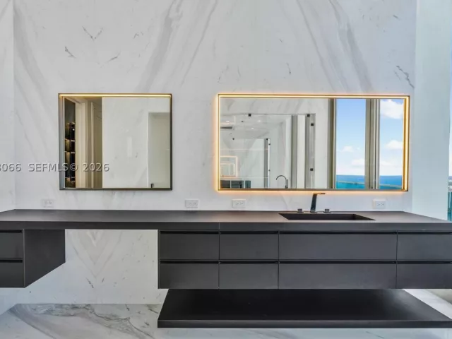 6-bedroom condo for sale in Sunny Isles Beach - 17901 Collins Ave PH-01 - MondialRealty