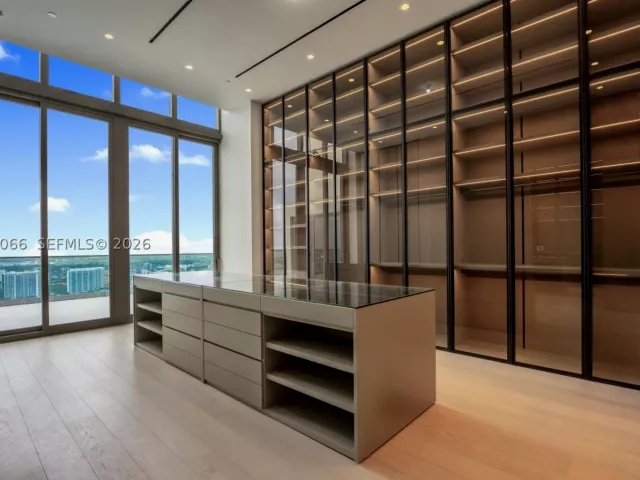 6-bedroom condo for sale in Sunny Isles Beach - 17901 Collins Ave PH-01 - MondialRealty