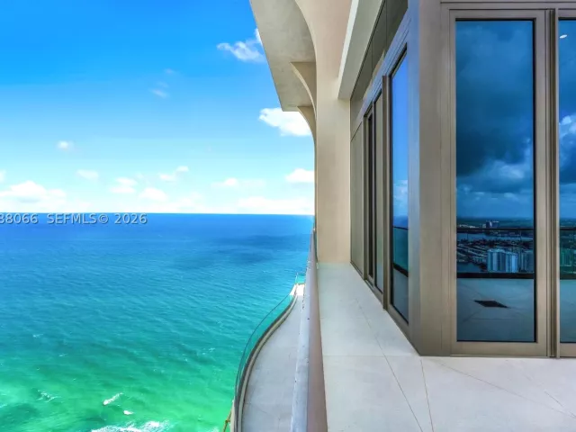 6-bedroom condo for sale in Sunny Isles Beach - 17901 Collins Ave PH-01 - MondialRealty