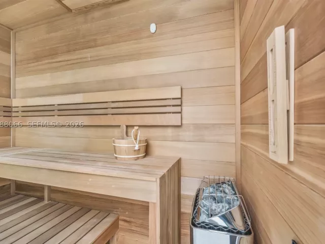 6-bedroom condo for sale in Sunny Isles Beach - 17901 Collins Ave PH-01 - MondialRealty