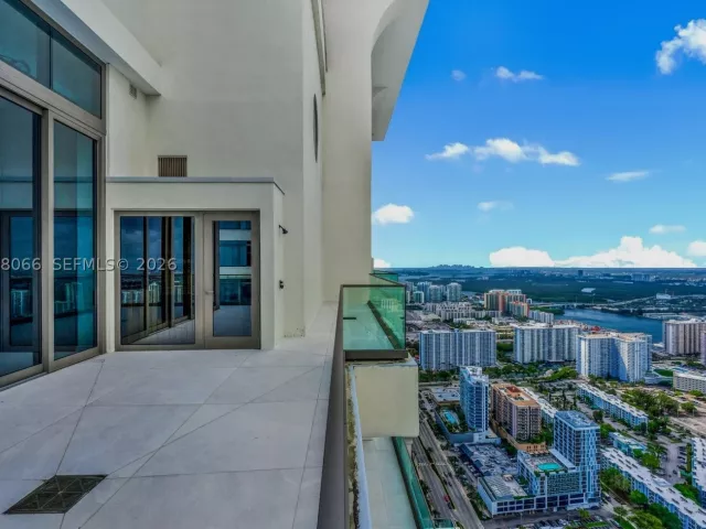 6-bedroom condo for sale in Sunny Isles Beach - 17901 Collins Ave PH-01 - MondialRealty