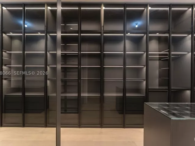 6-bedroom condo for sale in Sunny Isles Beach - 17901 Collins Ave PH-01 - MondialRealty