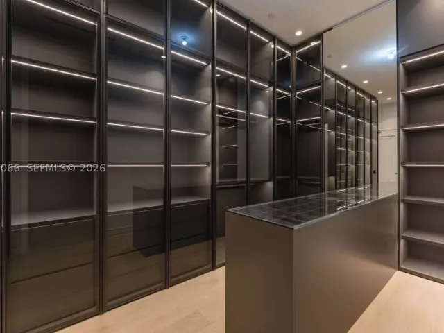 6-bedroom condo for sale in Sunny Isles Beach - 17901 Collins Ave PH-01 - MondialRealty
