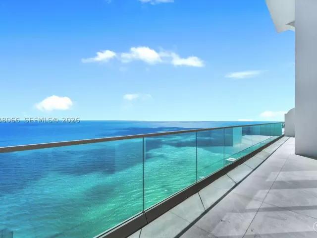 6-bedroom condo for sale in Sunny Isles Beach - 17901 Collins Ave PH-01 - MondialRealty
