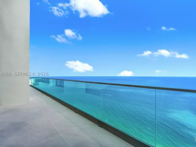 6-bedroom condo for sale in Sunny Isles Beach - 17901 Collins Ave PH-01 - MondialRealty