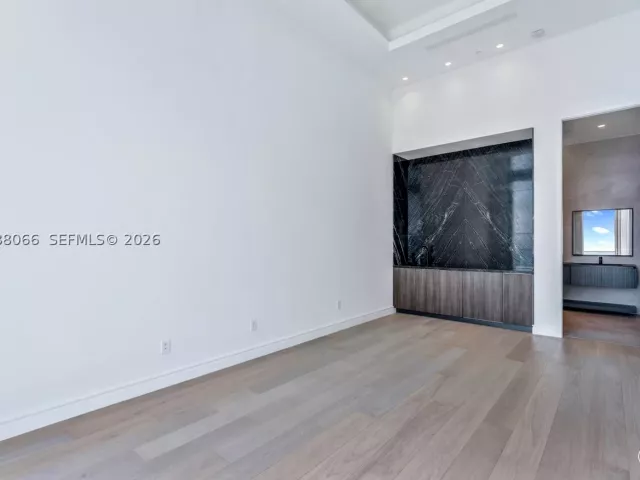 6-bedroom condo for sale in Sunny Isles Beach - 17901 Collins Ave PH-01 - MondialRealty