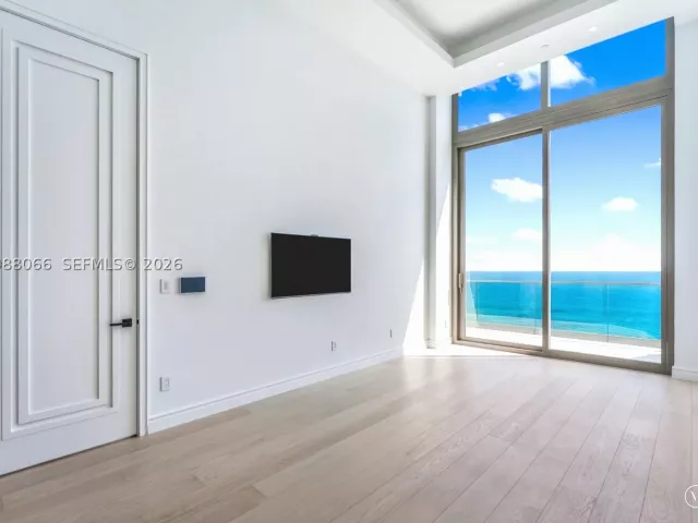 6-bedroom condo for sale in Sunny Isles Beach - 17901 Collins Ave PH-01 - MondialRealty