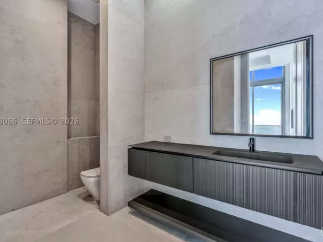 6-bedroom condo for sale in Sunny Isles Beach - 17901 Collins Ave PH-01 - MondialRealty