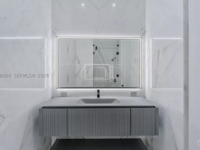 6-bedroom condo for sale in Sunny Isles Beach - 17901 Collins Ave PH-01 - MondialRealty