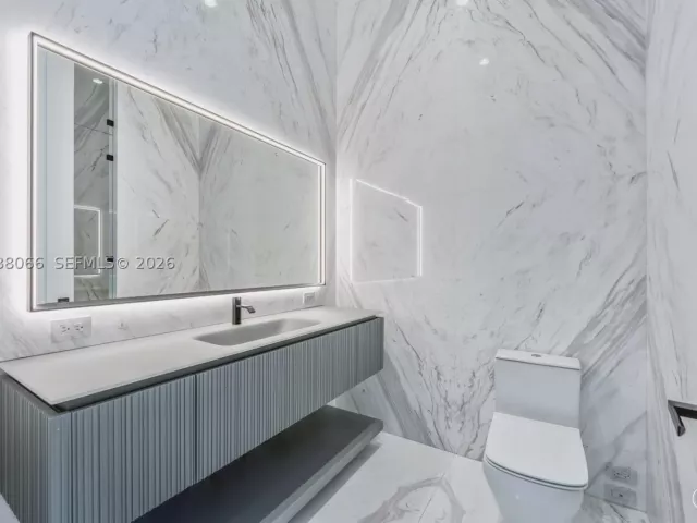 6-bedroom condo for sale in Sunny Isles Beach - 17901 Collins Ave PH-01 - MondialRealty