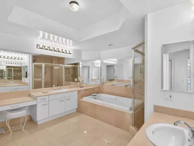 2-bedroom condo for sale in Aventura - 21150 Point Pl 1505 - MondialRealty