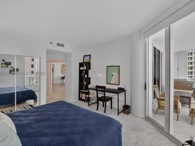 2-bedroom condo for sale in Aventura - 21150 Point Pl 1505 - MondialRealty