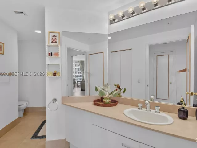 2-bedroom condo for sale in Aventura - 21150 Point Pl 1505 - MondialRealty