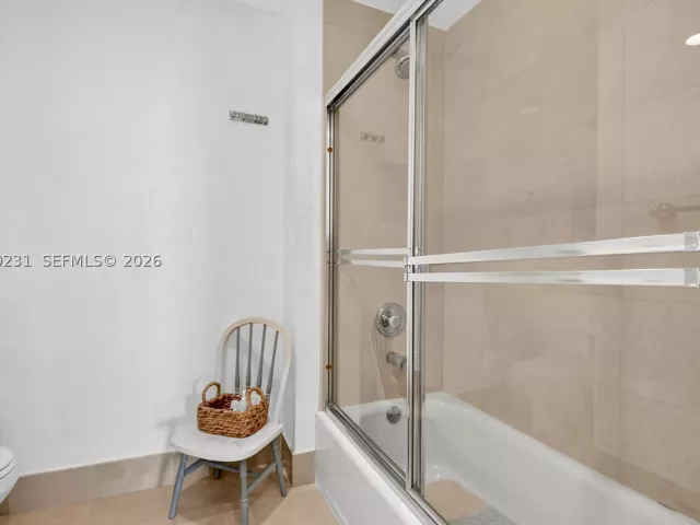 2-bedroom condo for sale in Aventura - 21150 Point Pl 1505 - MondialRealty
