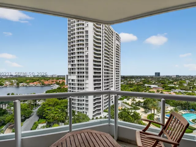 2-bedroom condo for sale in Aventura - 21150 Point Pl 1505 - MondialRealty
