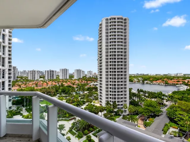 2-bedroom condo for sale in Aventura - 21150 Point Pl 1505 - MondialRealty