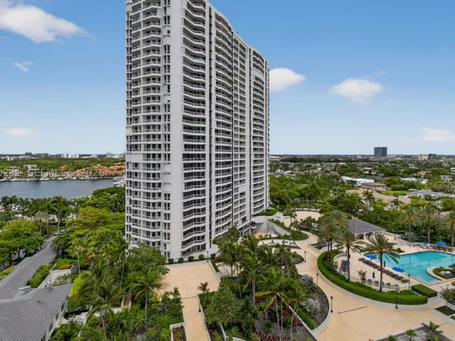 2-bedroom condo for sale in Aventura - 21150 Point Pl 1505 - MondialRealty