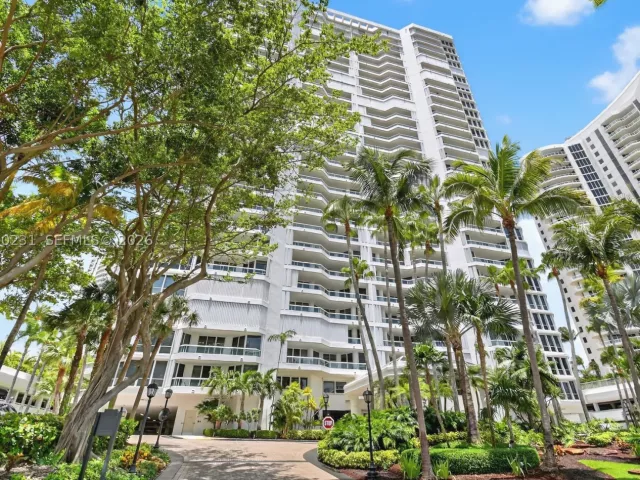 2-bedroom condo for sale in Aventura - 21150 Point Pl 1505 - MondialRealty