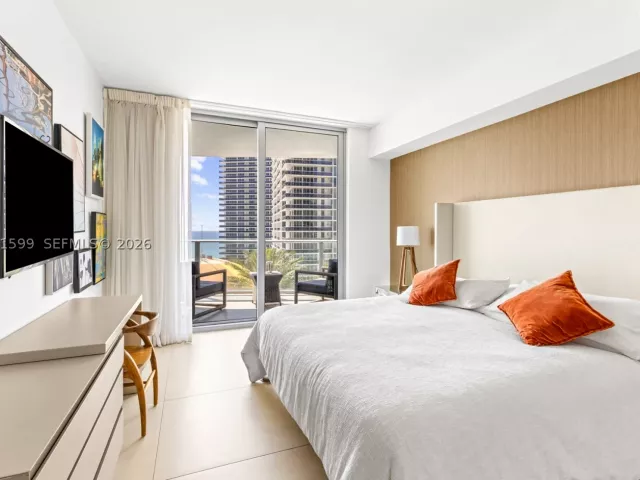 1-bedroom condo for sale in Hollywood - 4111 S Ocean Dr 1107 - MondialRealty