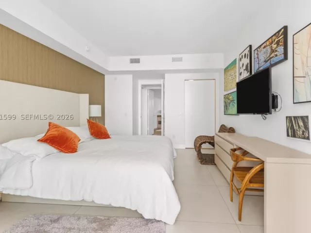 1-bedroom condo for sale in Hollywood - 4111 S Ocean Dr 1107 - MondialRealty