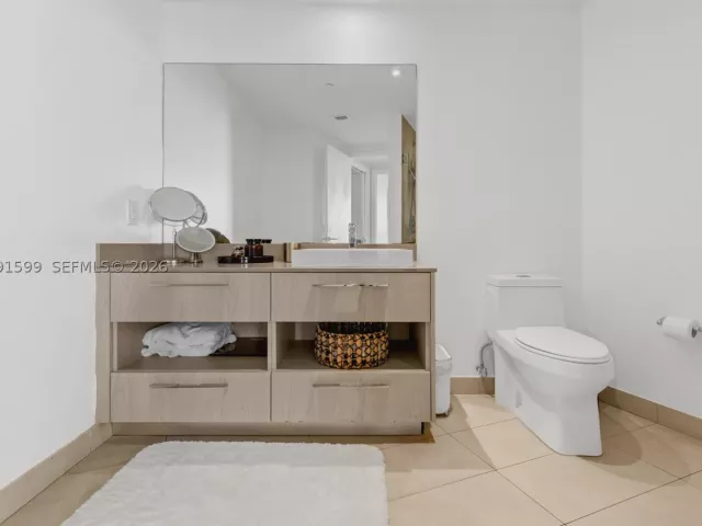1-bedroom condo for sale in Hollywood - 4111 S Ocean Dr 1107 - MondialRealty