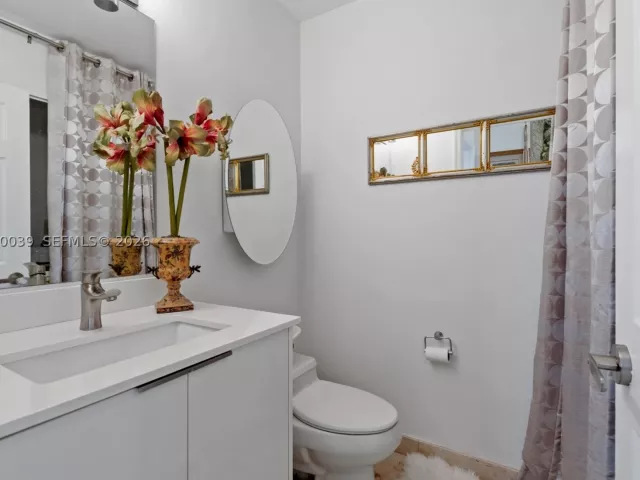 2-bedroom condo for sale in Aventura - 3530 Mystic Pointe Dr 114 - MondialRealty