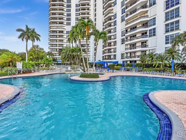 2-bedroom condo for sale in Aventura - 3530 Mystic Pointe Dr 114 - MondialRealty