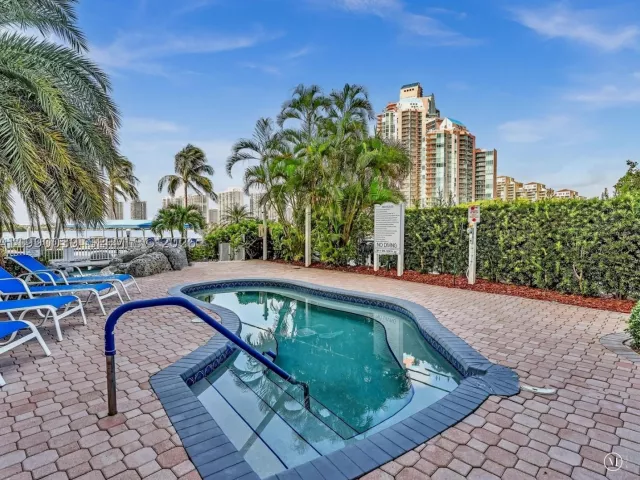 2-bedroom condo for sale in Aventura - 3530 Mystic Pointe Dr 114 - MondialRealty
