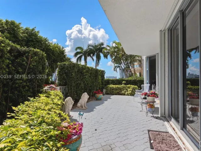 2-bedroom condo for sale in Aventura - 3530 Mystic Pointe Dr 114 - MondialRealty