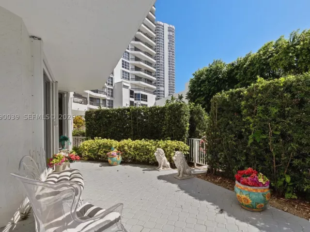 2-bedroom condo for sale in Aventura - 3530 Mystic Pointe Dr 114 - MondialRealty