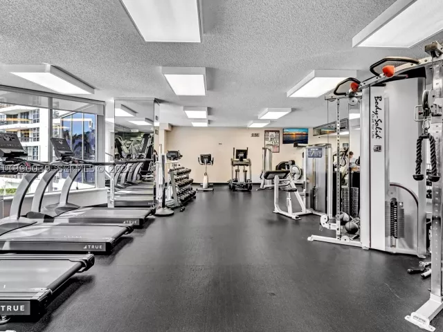2-bedroom condo for sale in Aventura - 3530 Mystic Pointe Dr 114 - MondialRealty