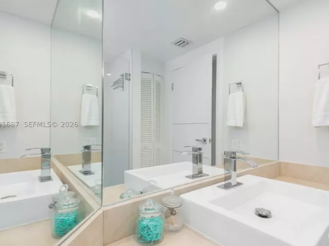 3-bedroom condo for sale in Miami - 701 Brickell Key Blvd 1912 - MondialRealty