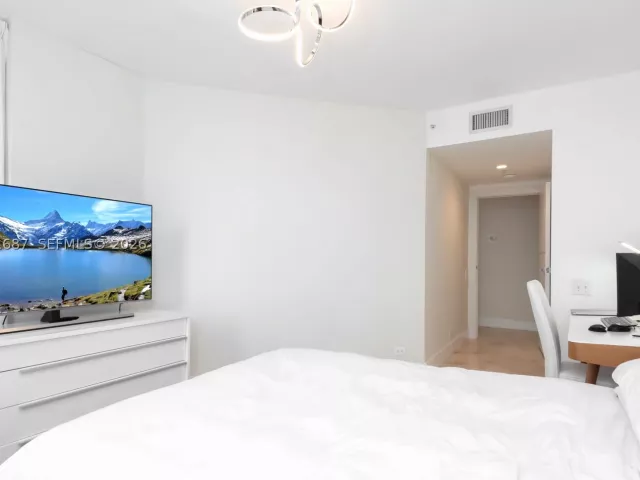 3-bedroom condo for sale in Miami - 701 Brickell Key Blvd 1912 - MondialRealty