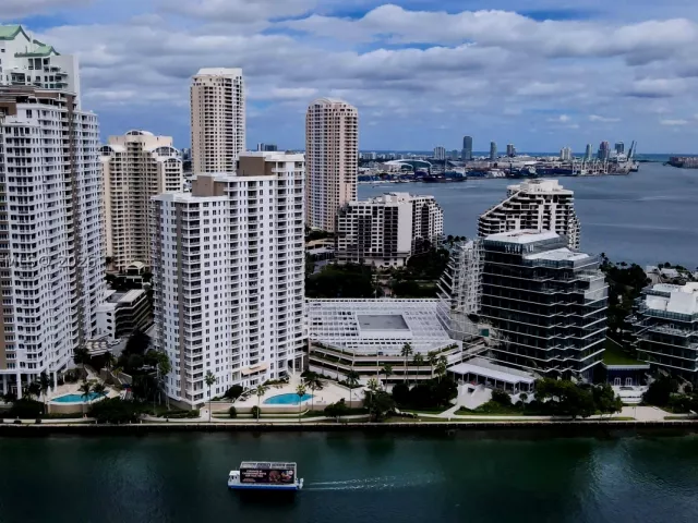 3-bedroom condo for sale in Miami - 701 Brickell Key Blvd 1912 - MondialRealty