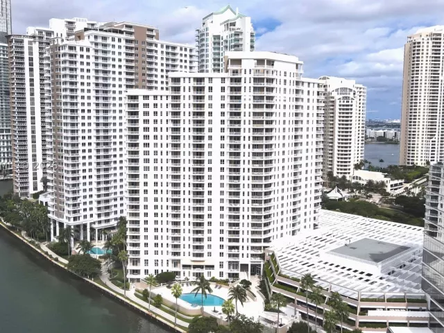 3-bedroom condo for sale in Miami - 701 Brickell Key Blvd 1912 - MondialRealty