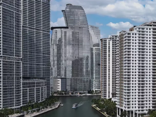 3-bedroom condo for sale in Miami - 701 Brickell Key Blvd 1912 - MondialRealty