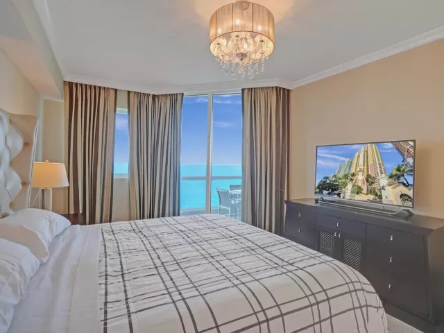 3-bedroom condo for rent in Sunny Isles Beach - 17875 Collins Avenue 3103 - MondialRealty