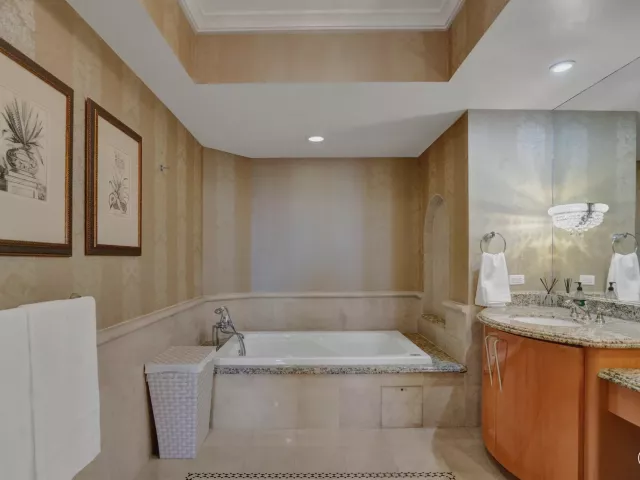 3-bedroom condo for rent in Sunny Isles Beach - 17875 Collins Avenue 3103 - MondialRealty