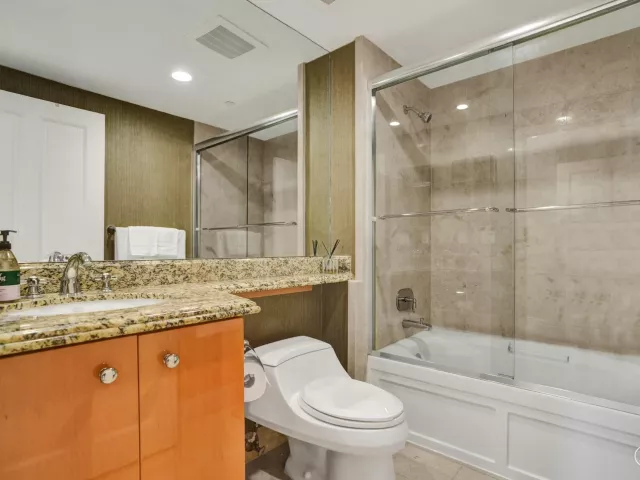 3-bedroom condo for rent in Sunny Isles Beach - 17875 Collins Avenue 3103 - MondialRealty