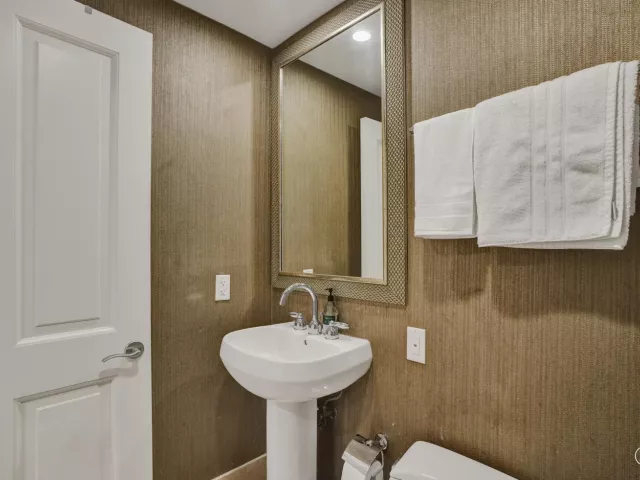 3-bedroom condo for rent in Sunny Isles Beach - 17875 Collins Avenue 3103 - MondialRealty