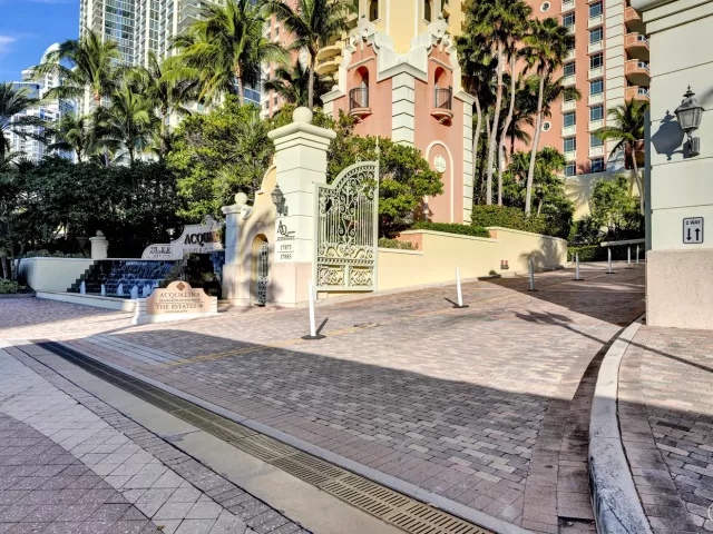 3-bedroom condo for rent in Sunny Isles Beach - 17875 Collins Avenue 3103 - MondialRealty