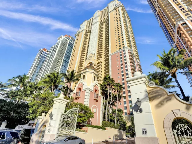 3-bedroom condo for rent in Sunny Isles Beach - 17875 Collins Avenue 3103 - MondialRealty