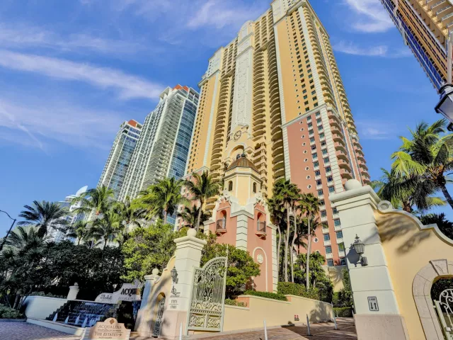 3-bedroom condo for rent in Sunny Isles Beach - 17875 Collins Avenue 3103 - MondialRealty
